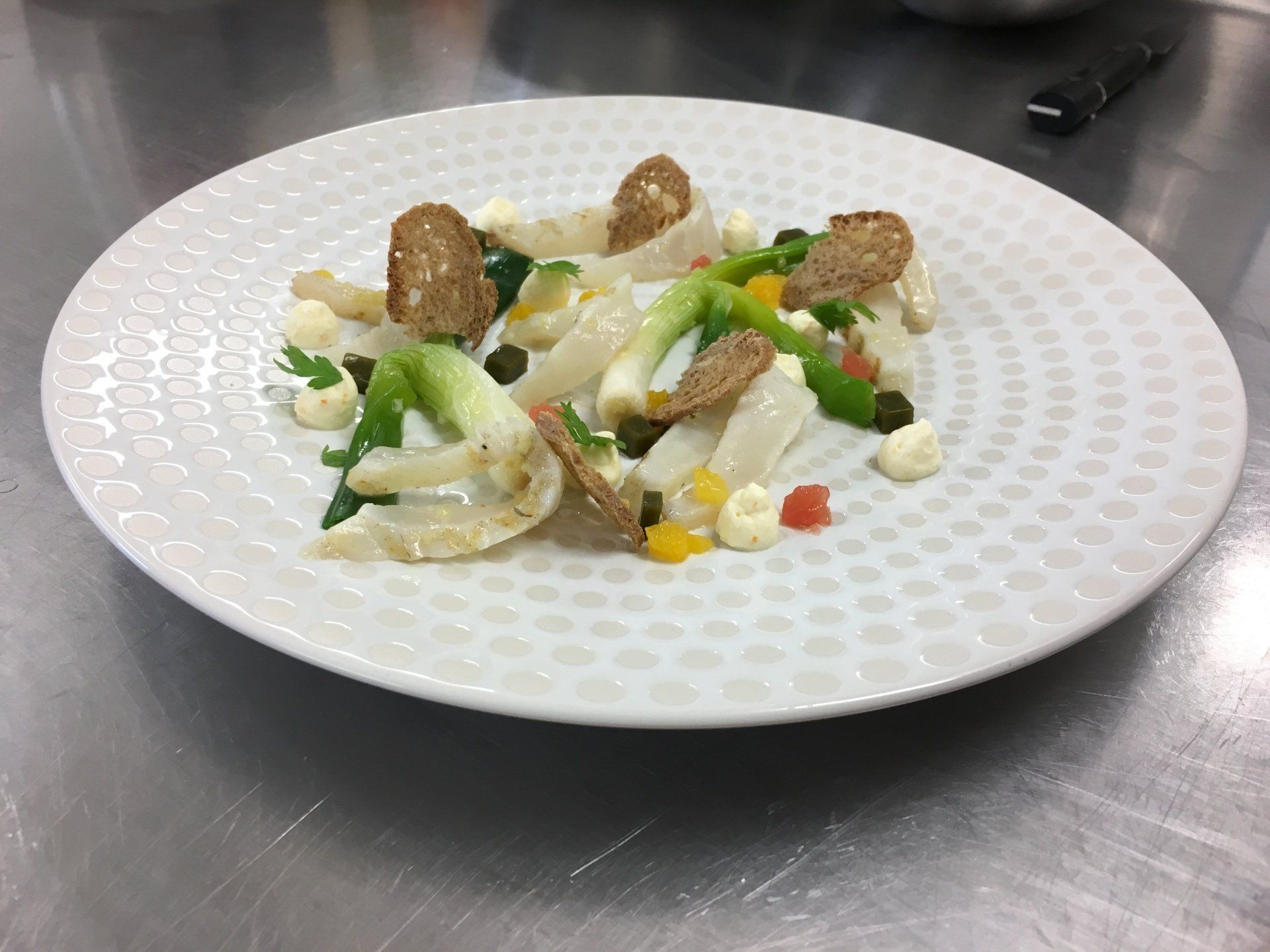 Repas gastronomique avec des asperges