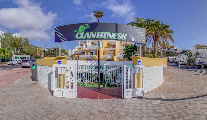 Un gimnasio con un cartel que dice Clan Fitness.
