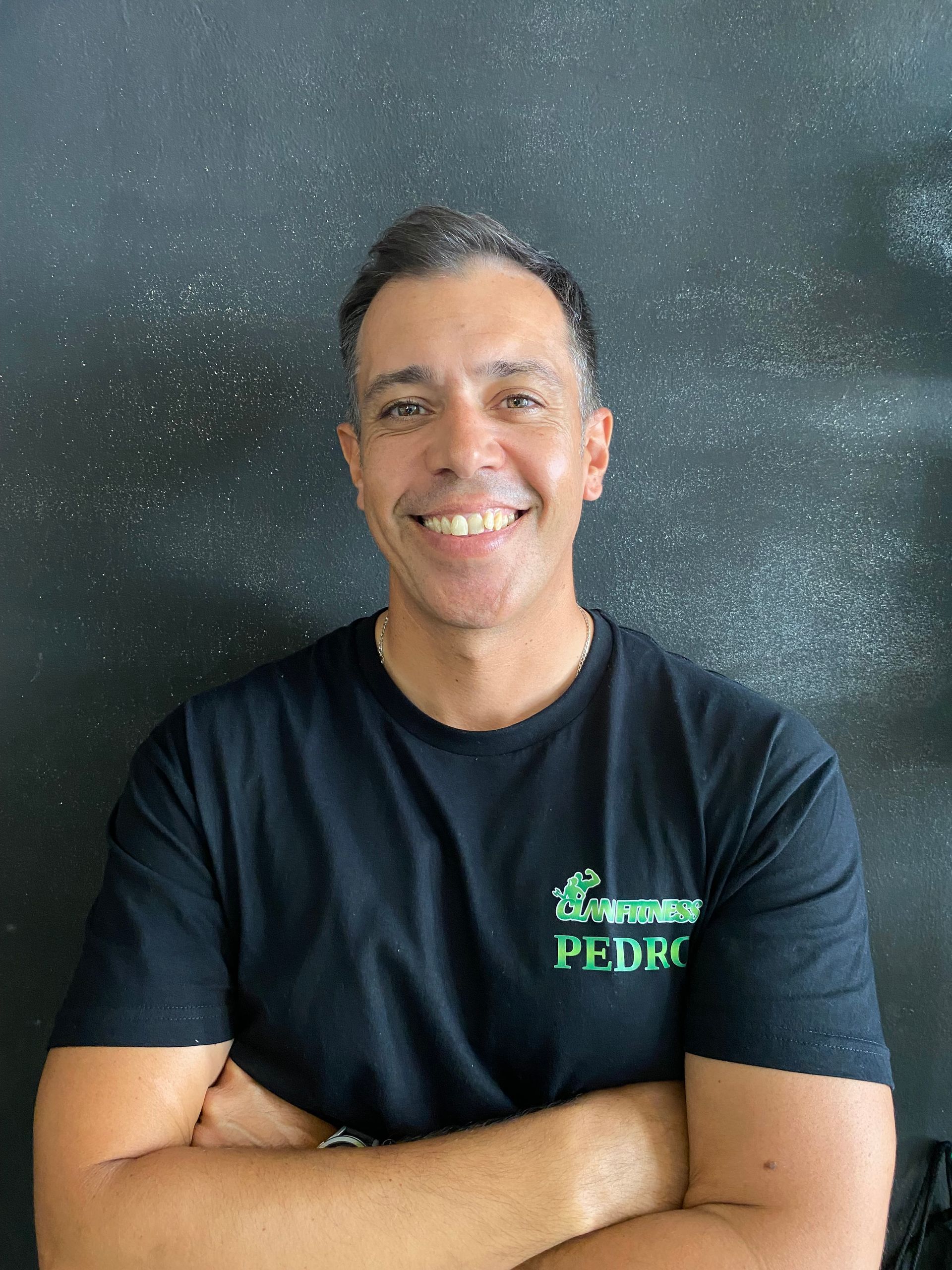 Un hombre que lleva una camisa negra con el nombre Pedro en ella.