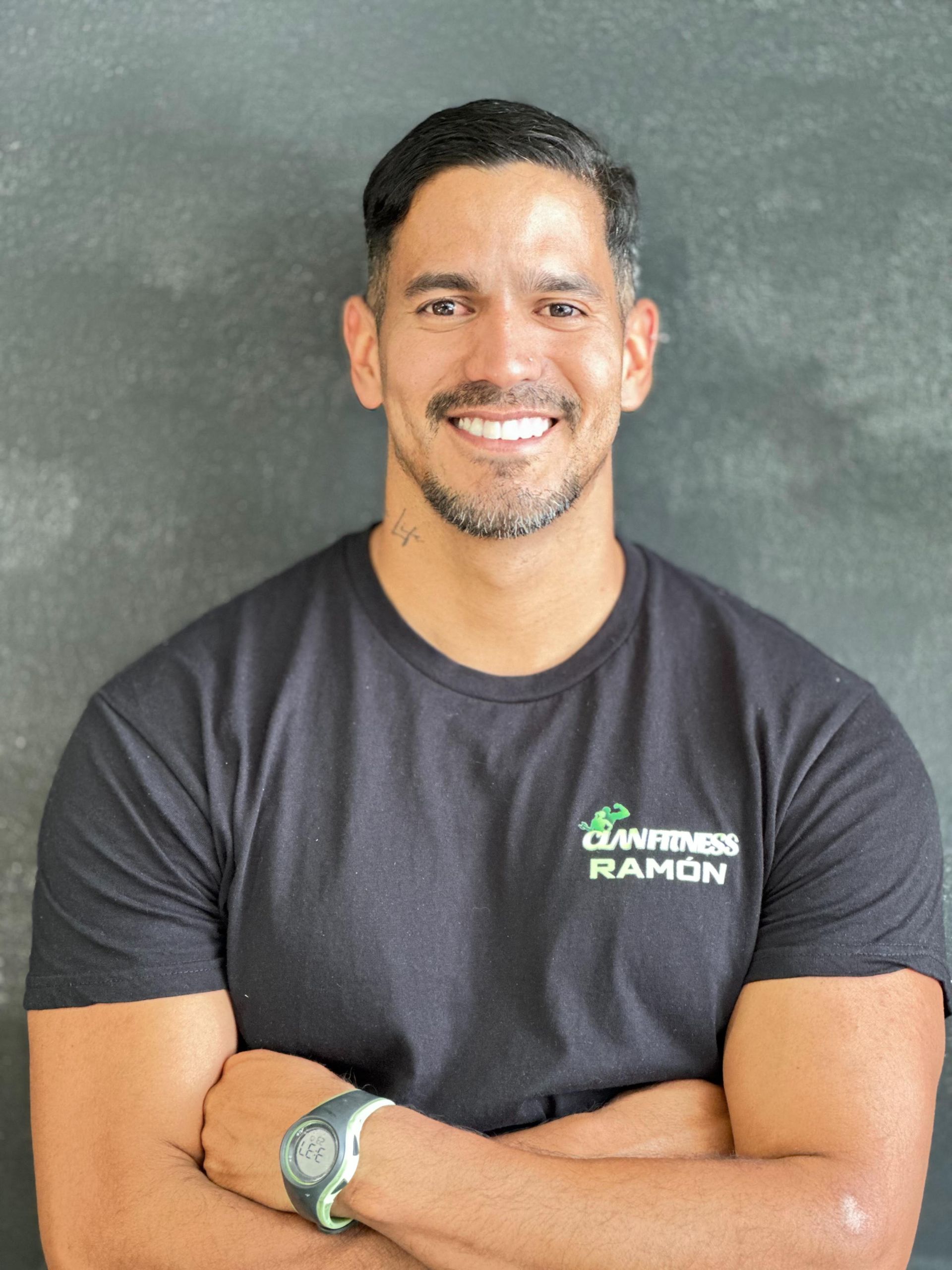 Un hombre que lleva una camisa negra que dice Ramón.