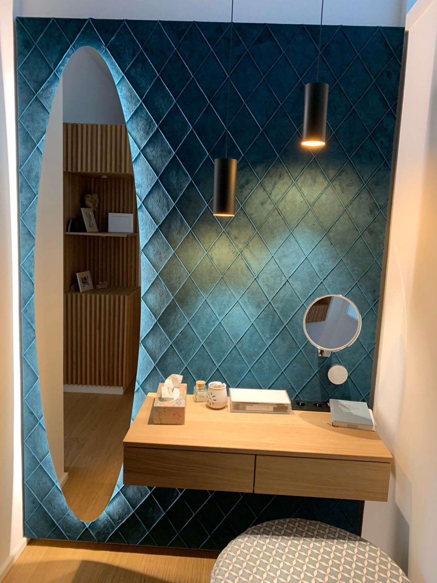 Schminktisch mit Spiegel und Beleuchtung