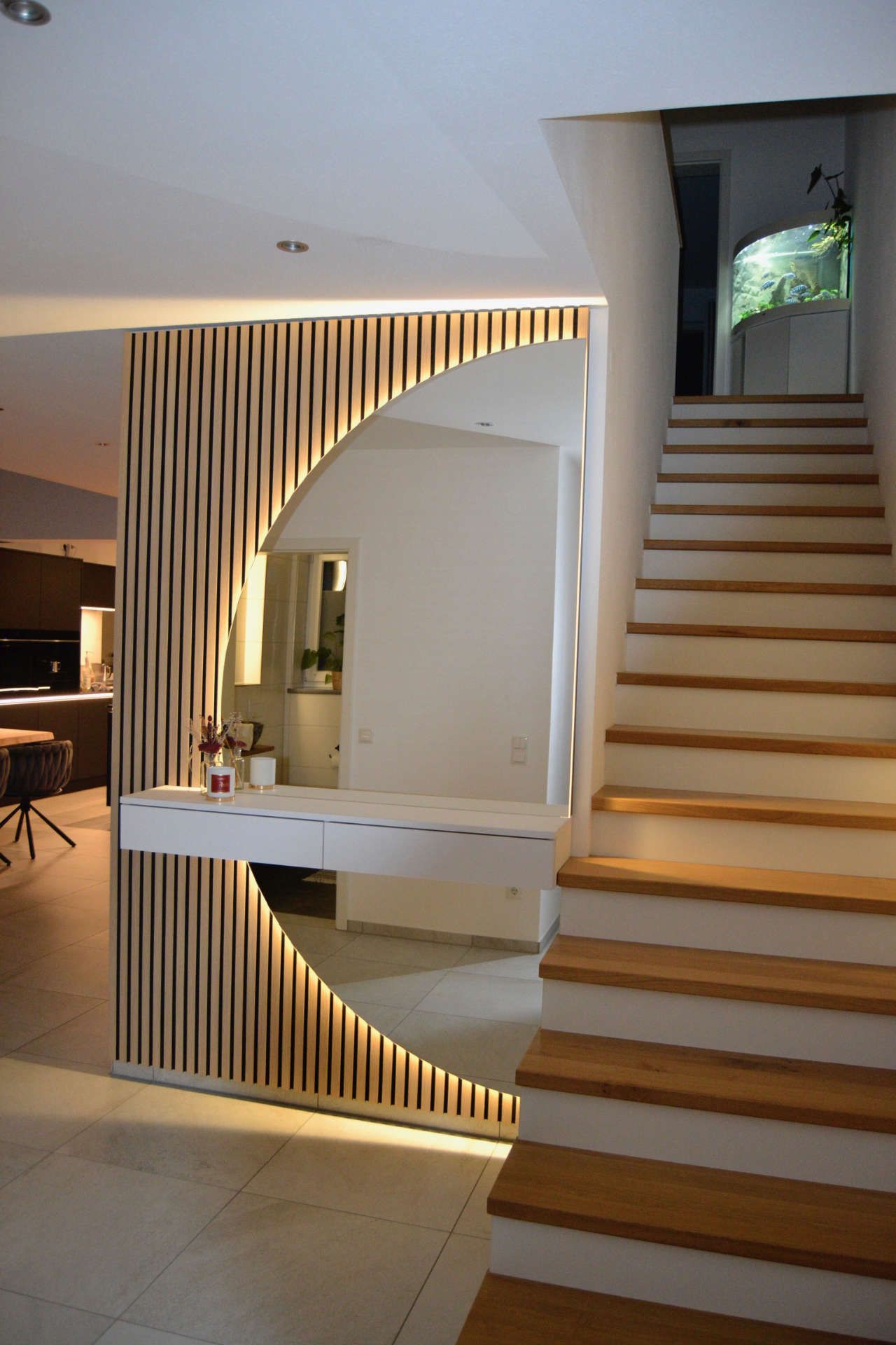 Spiegel mit Sideboard und Beleuchtung