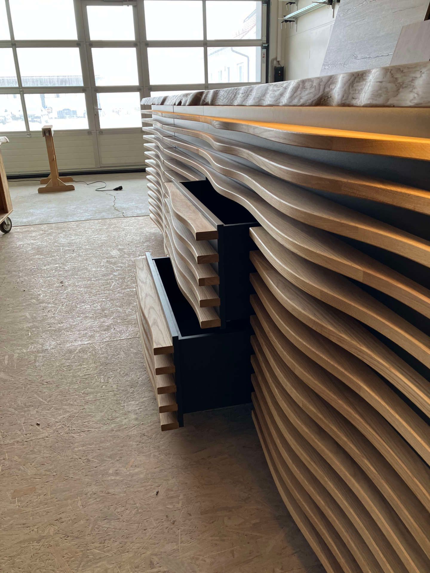 Elegante Kommode mit Beleuchtung und Schubladen