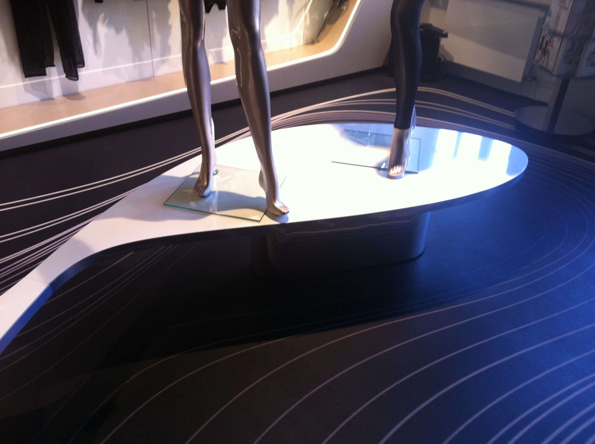 Podest für die Ausstellung von Kleidungsstücken in einem Bekleidungsgeschäft