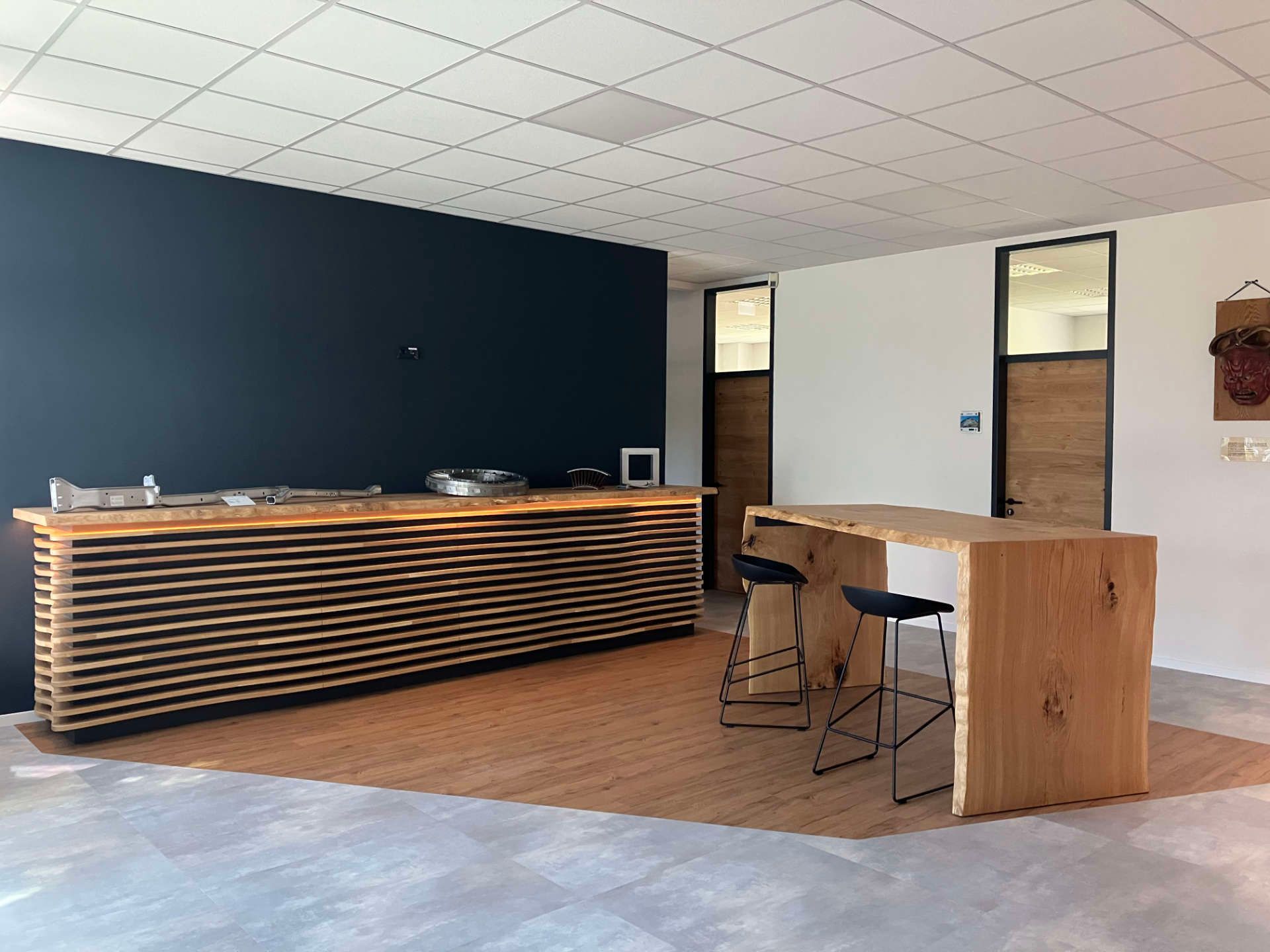 Elegante Kommode mit Beleuchtung und Schubladen