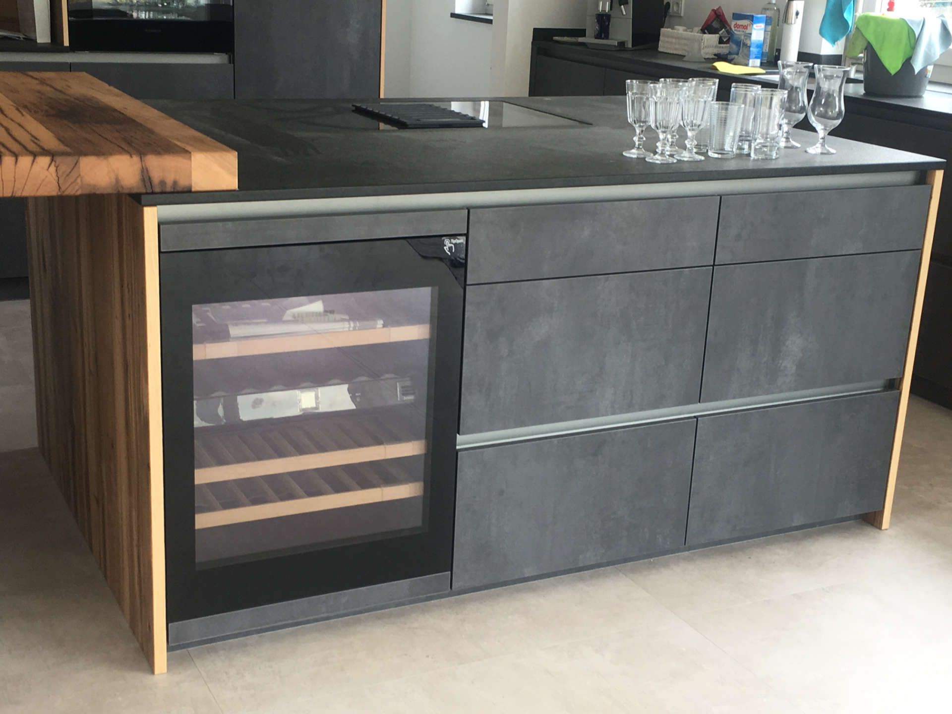 Kücheninsel mit Weinkühlschrank