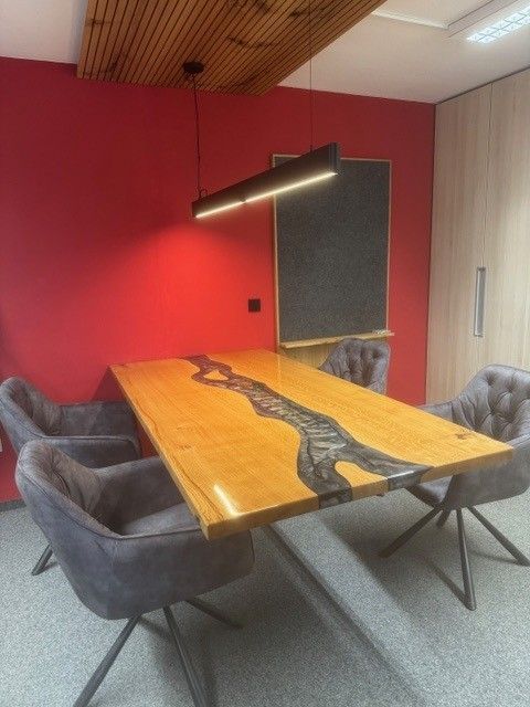 Tisch mit Harzinlay von oben