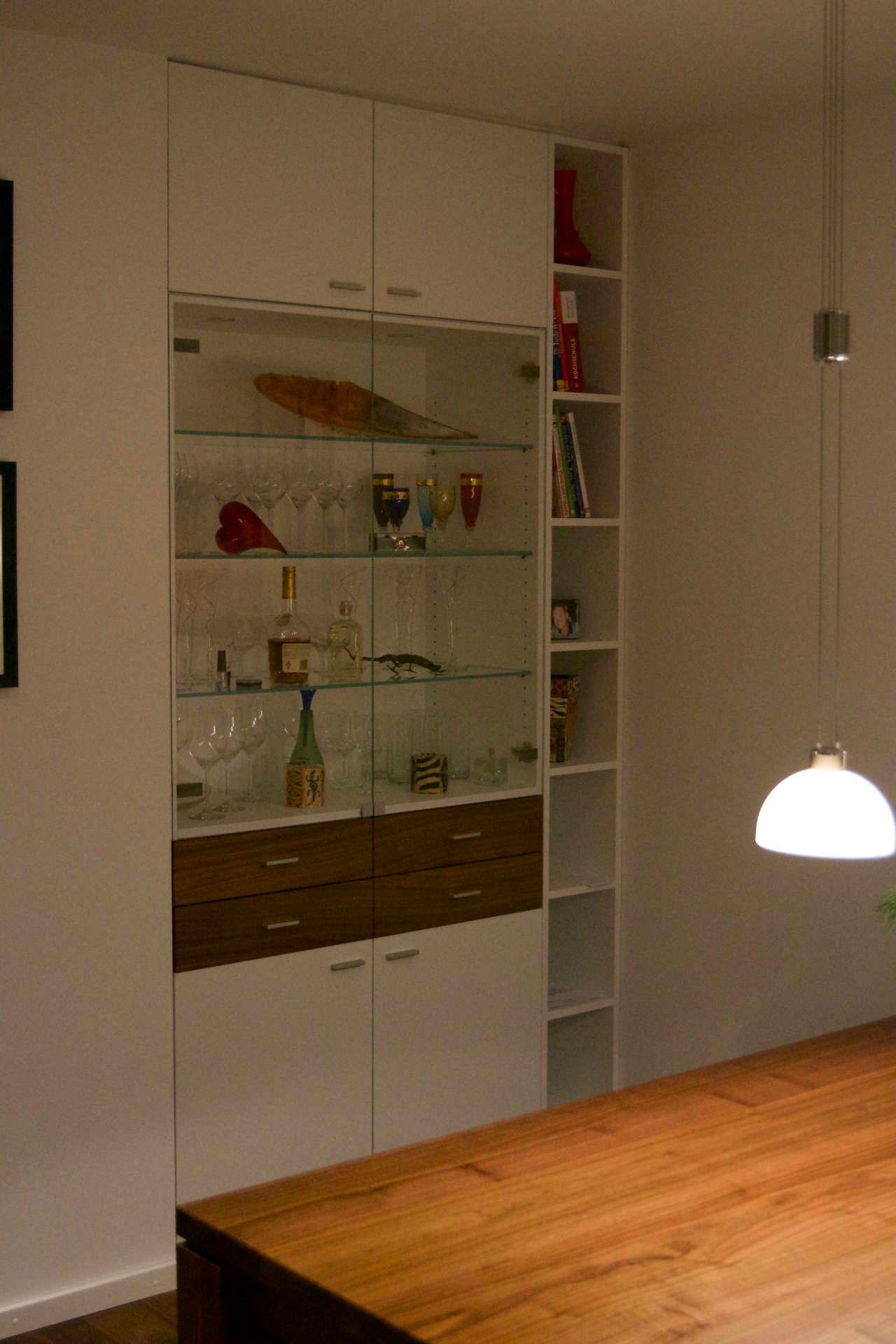 Einbauschrank mit Glaselementen