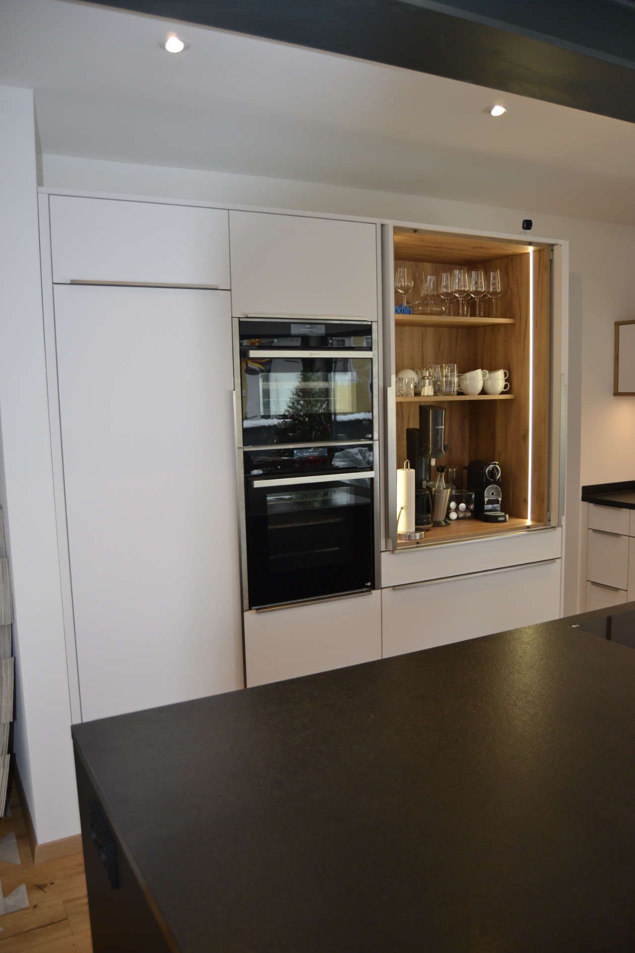Küchenwand mit Einbaubackofen