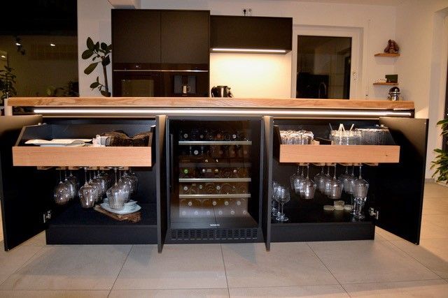 Nahaufnahme Kücheninsel mit geöffneten Schränken 