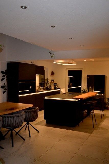 Schwarze Küche mit Holzelementen und Kücheninsel