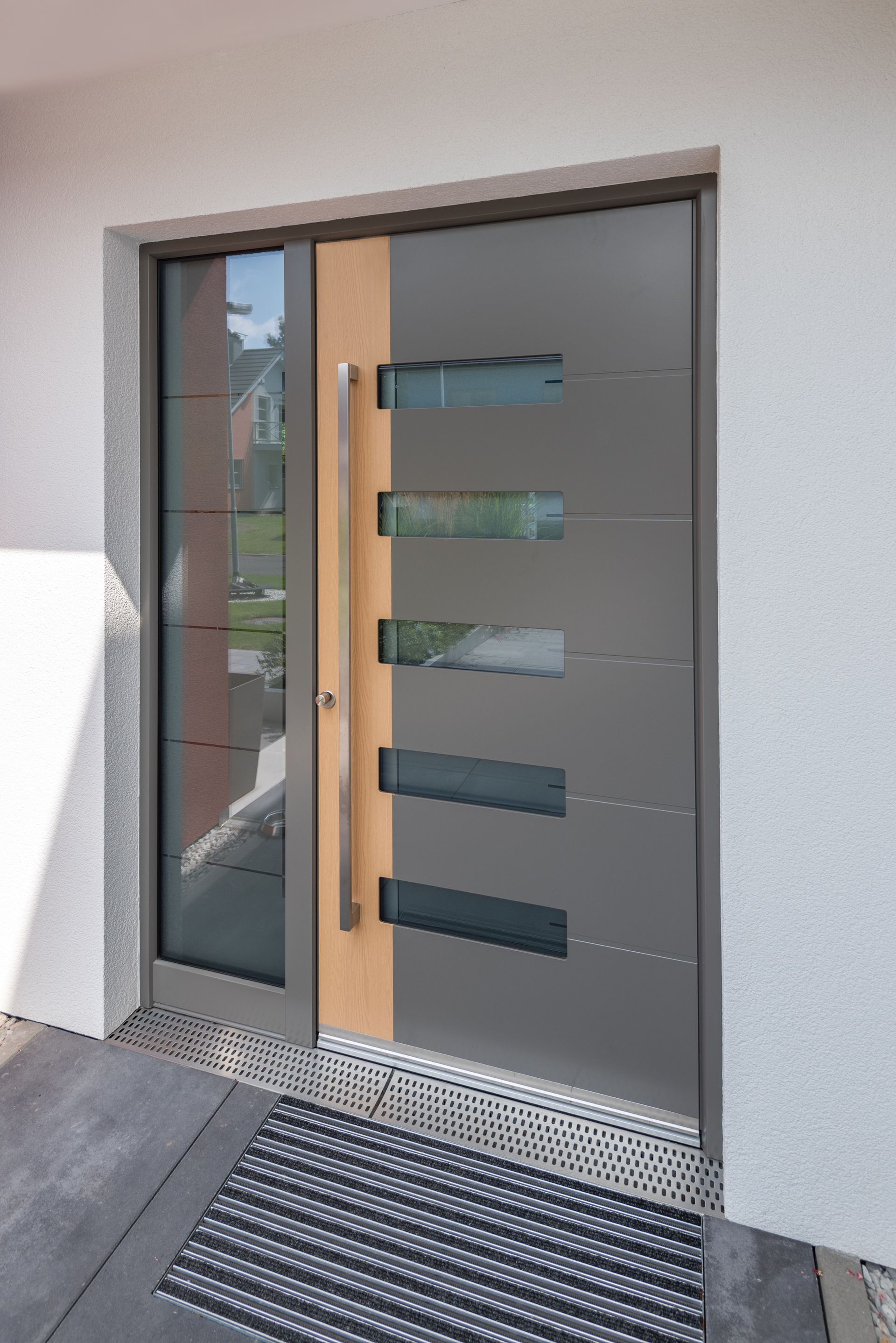 Porte d'entrée moderne grise.