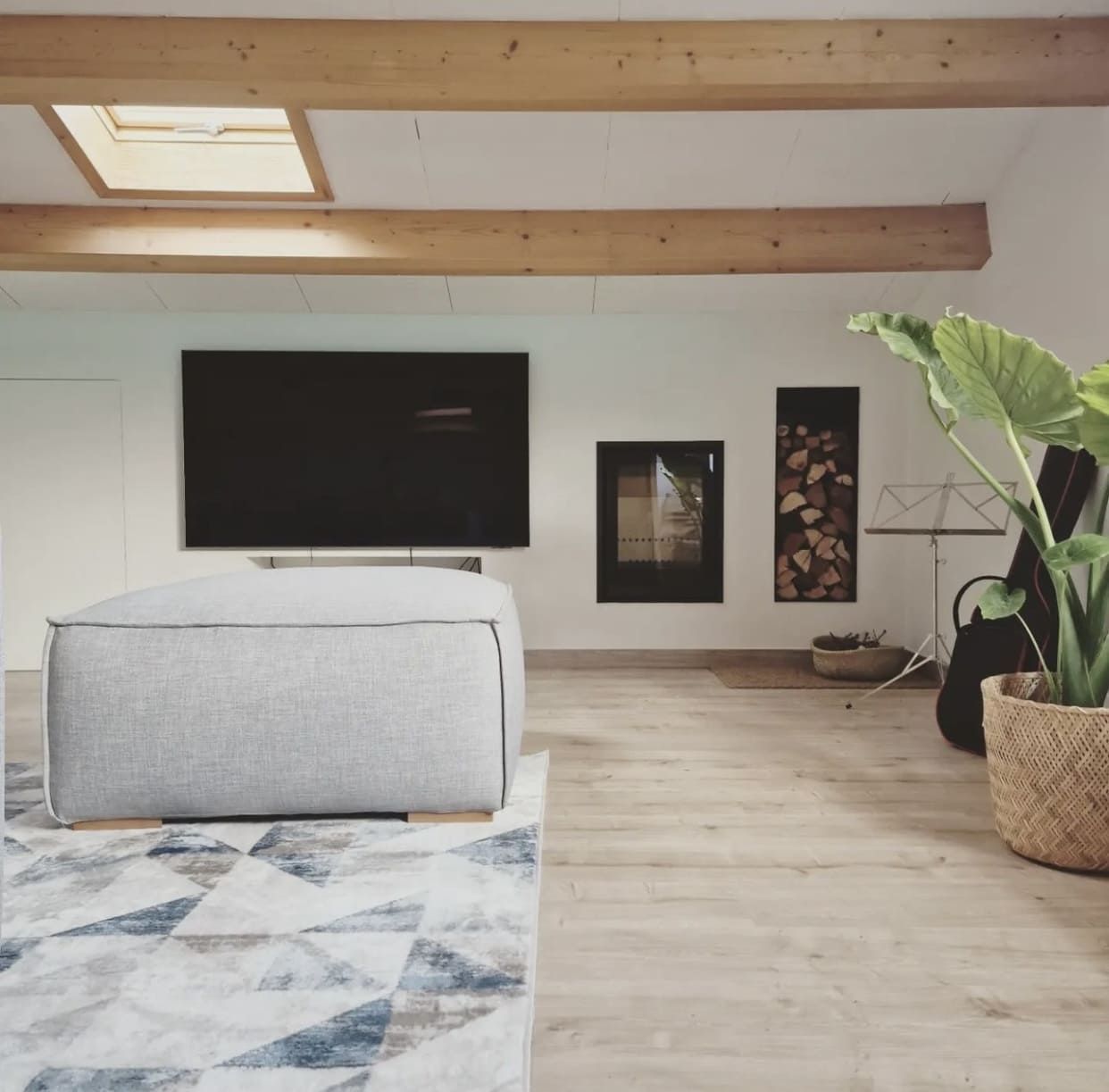 Sitio de construcción con planos, herramientas, cascos, calculadora y plano enrollado.