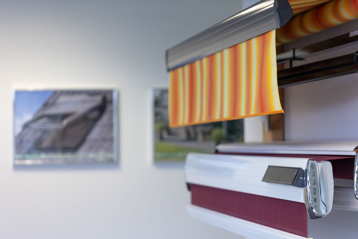 In einem Raum hängt eine gestreifte Markise von der Decke.