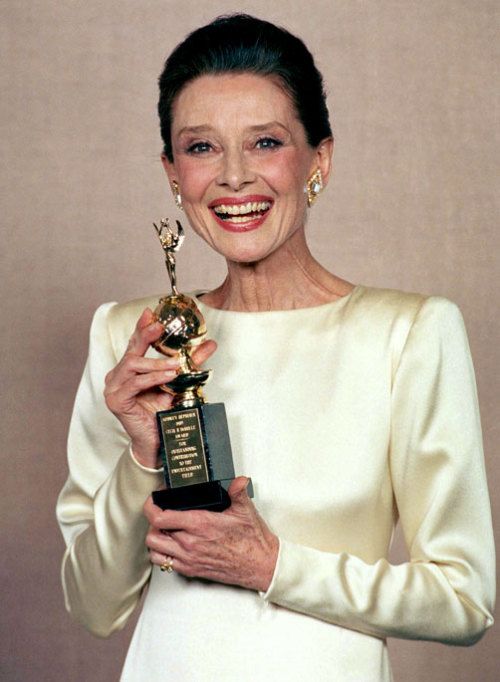 Audrey Hepburn avec un trophée Golden Globe Award 1990
