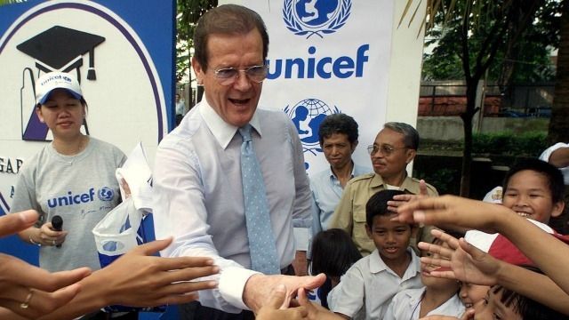 Roger Moore avec des enfants lors d’un événement UNICEF