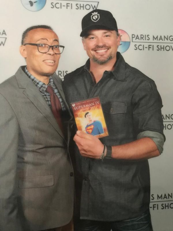 Le Professeur Soutarson Ph.D. accompagné de l'acteur Tom Welling