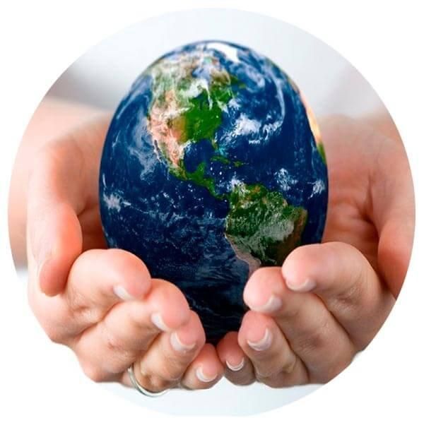 Planète terre entre deux mains