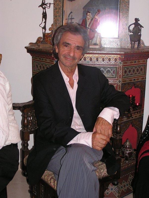 Homme assis sur un fauteuil