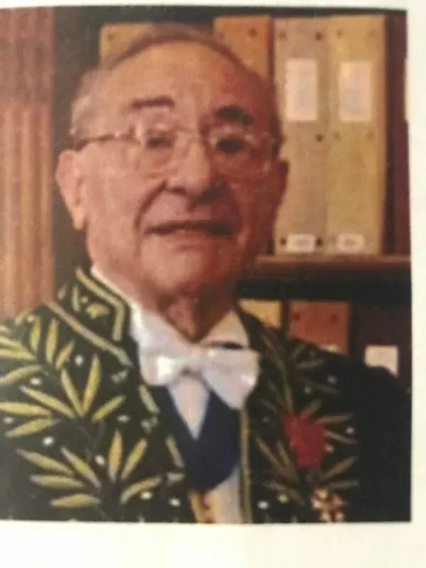 Homme avec nœud papillon