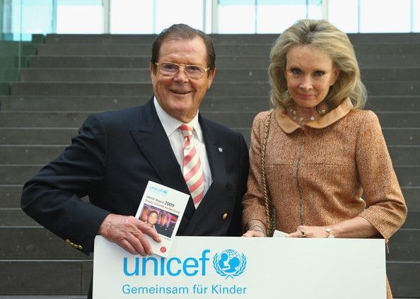 Roger Moore avec une femme lors d’un événement UNICEF