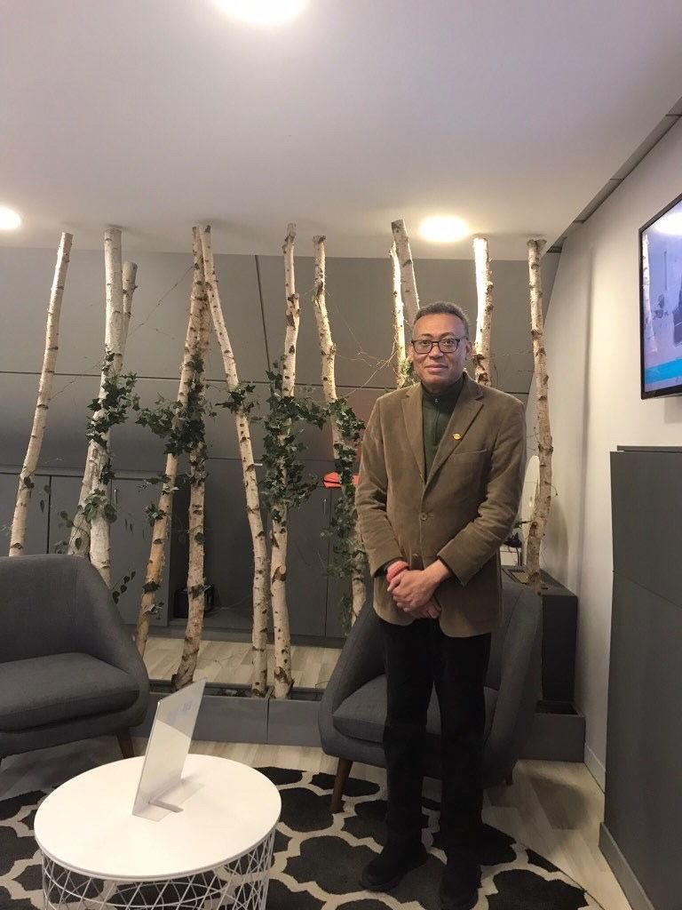 Professeur Soutarson Ph.D. dans son cabinet de Paris