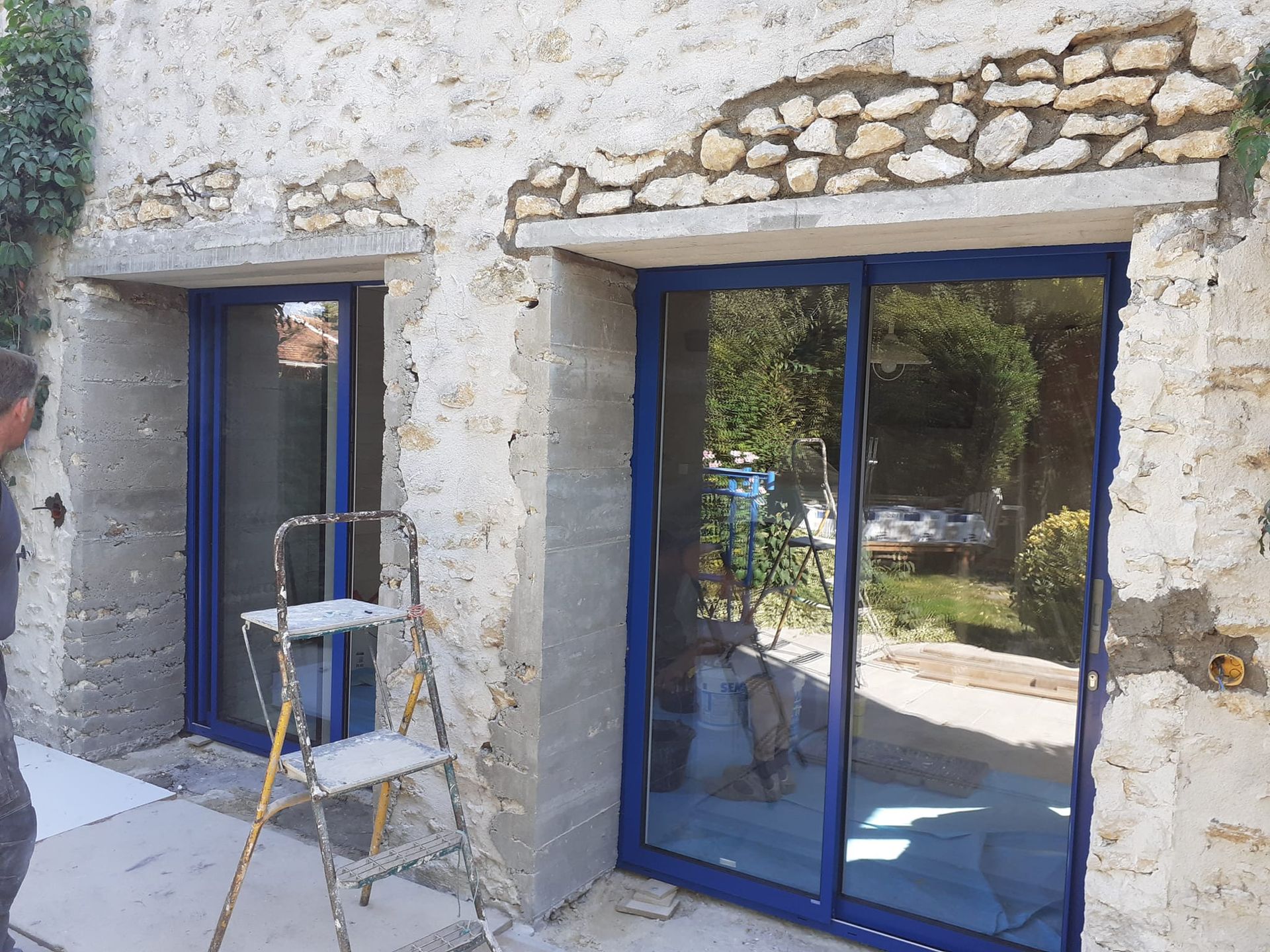 Une porte fenêtre bleue.