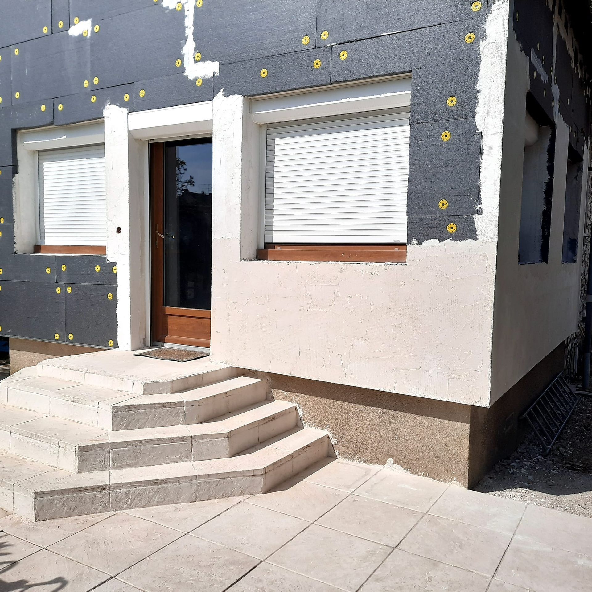 L'extérieur d'une maison en chantier d'isolation.