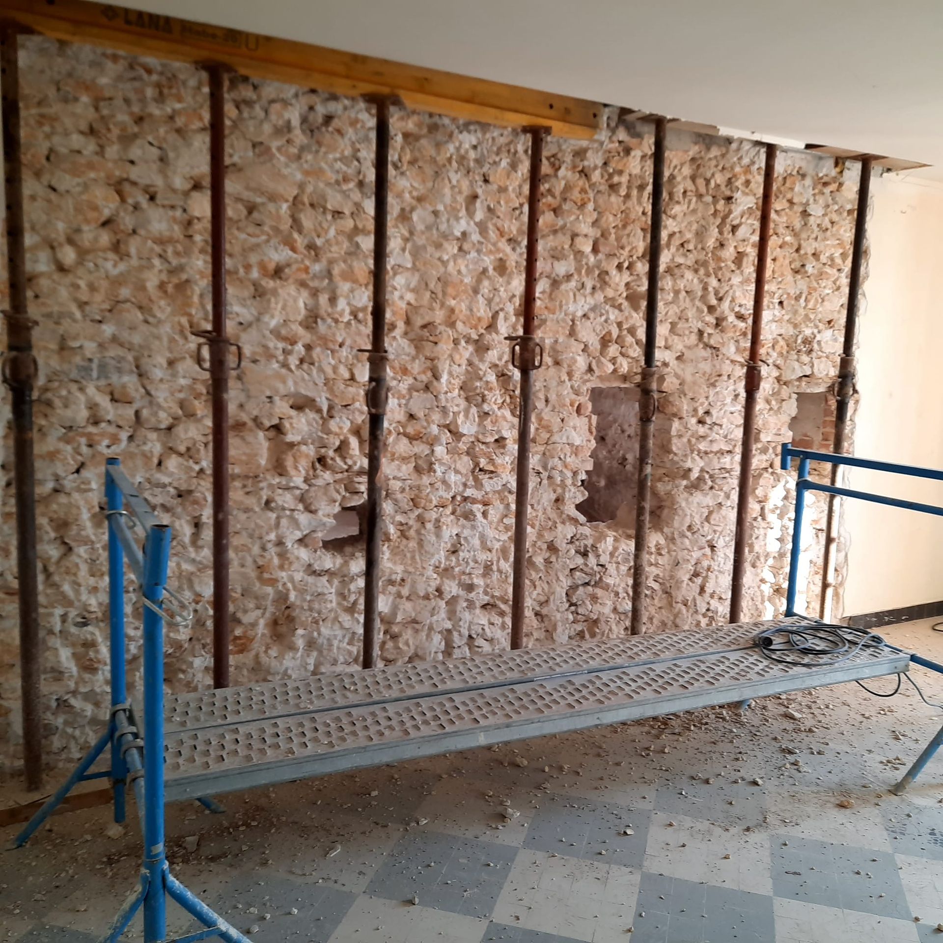Des murs isolés.