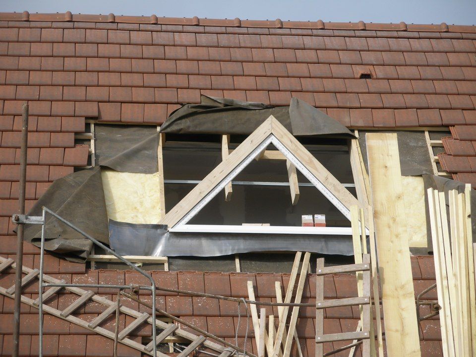 Une fenêtre de toit en construction.