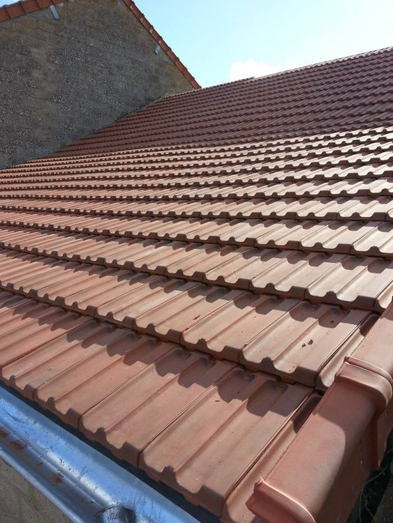 Des tuiles orangées.