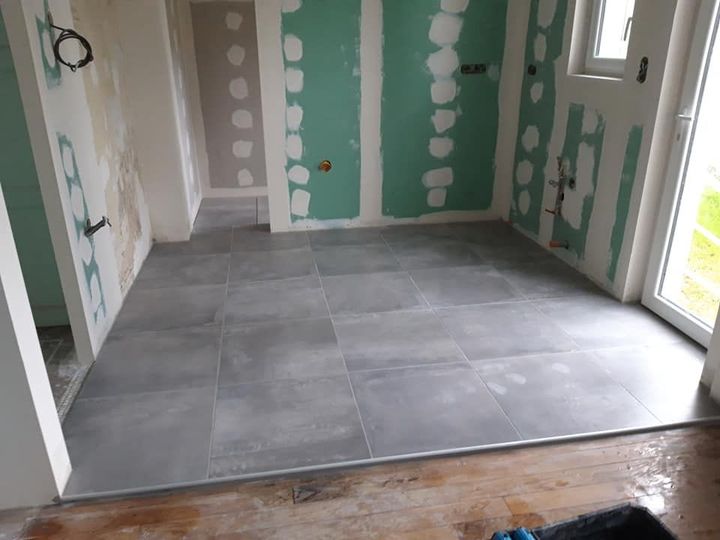 Du carrelage gris.