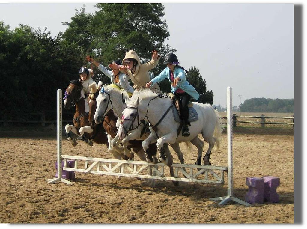 4 chevaux avec des enfants sur le dos sautant un obstacle