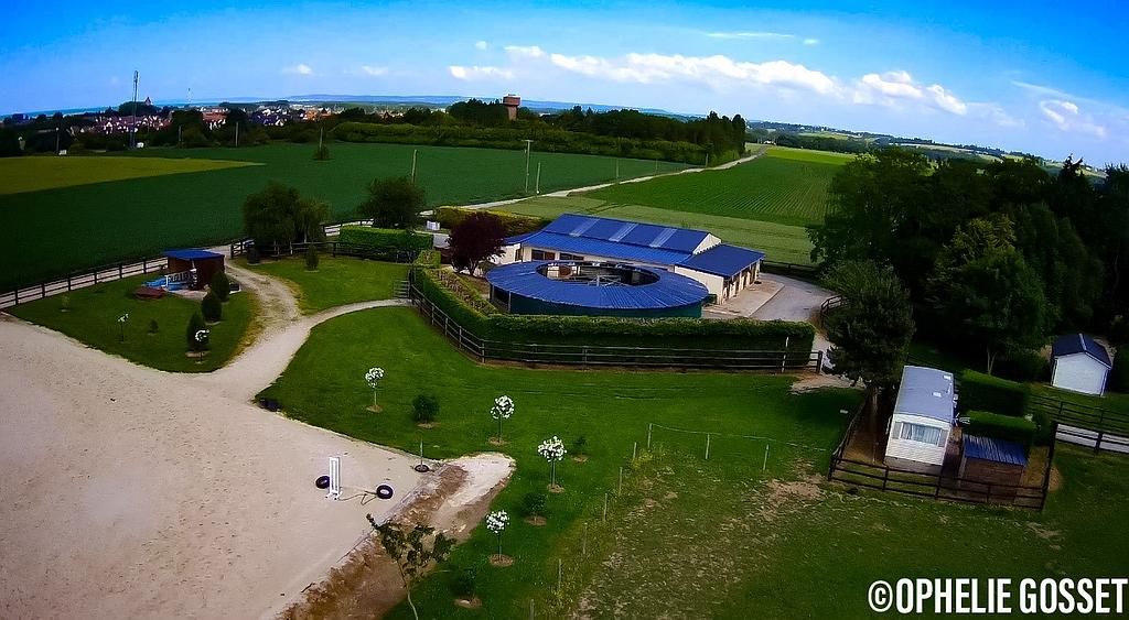 Le centre équestre et le manège avec leur toit bleu vu du ciel