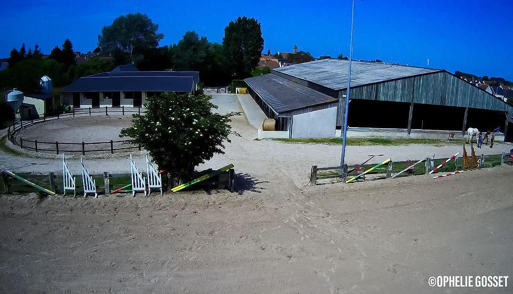 Le centre équestre sous un superbe ciel bleu