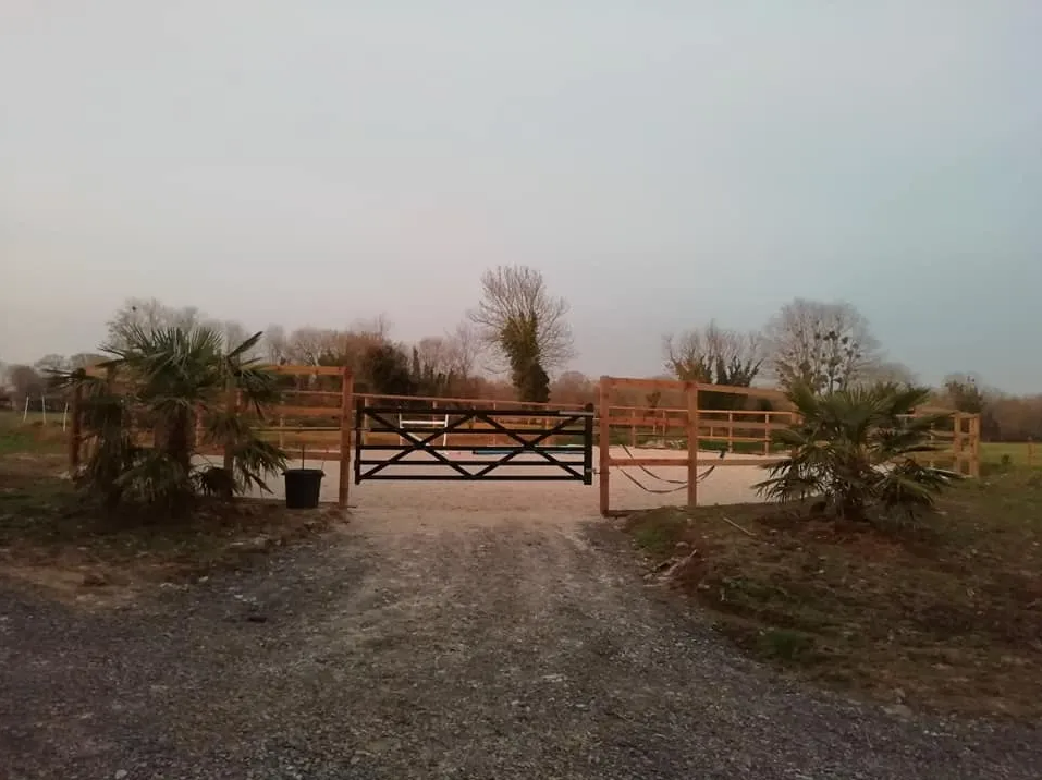 Portail pour rentrer dans le manège extérieur