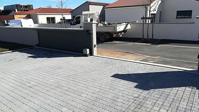 Aménagement extérieur en pavés médieval + création d'un muret de clôture + seuil en béton armé pour un portail coulissant