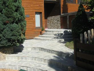 Creation marches d'escalier avec revêtement en pierres luzerne en opus et habillage du muret  en pierre