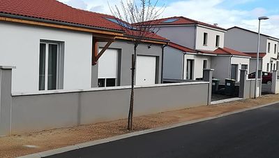 Création d'un muret de clôture et de poteaux de portail