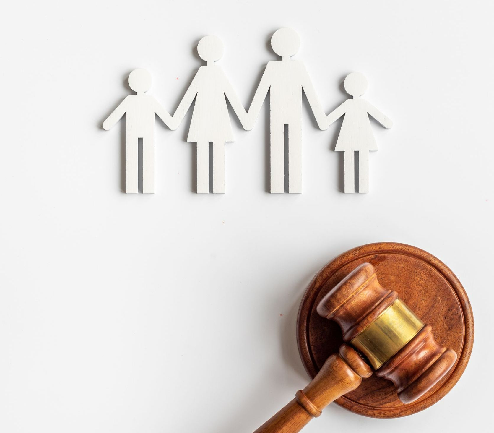 Recortes familiares sobre un mazo y un bloque de sonido, lo que sugiere derecho de familia o representación legal.