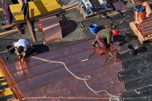 Zwei Mitarbeiter auf einer Baustelle