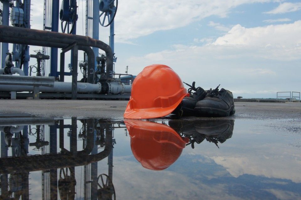 Helm und Arbeitsschuhe auf der Baustelle