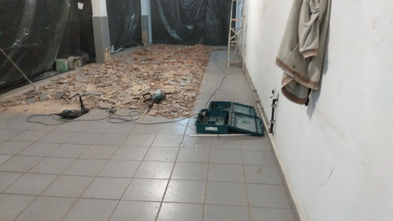 Pasillo interior con suelo de baldosas