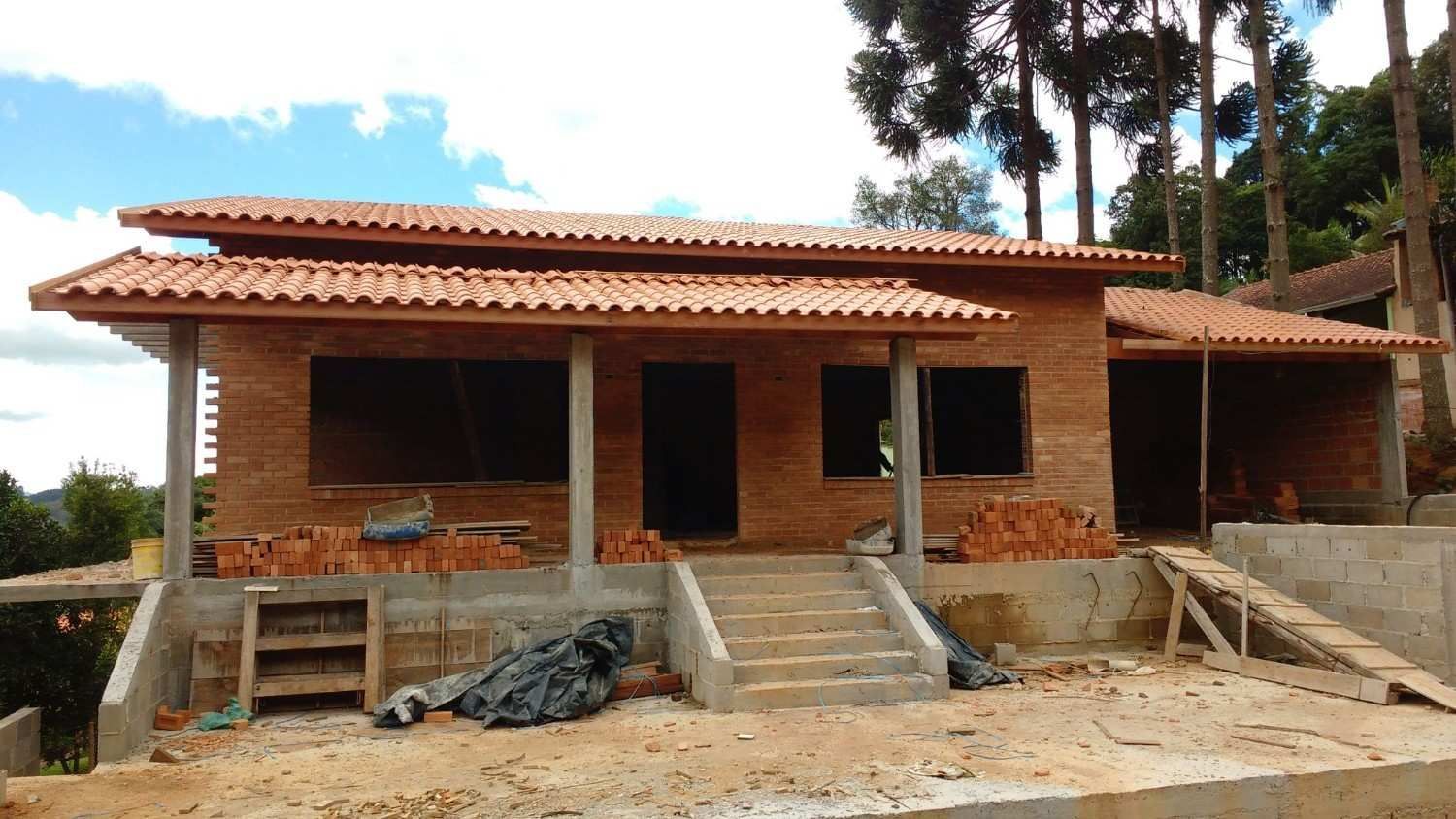 Casa de ladrillo sin terminar con techo 