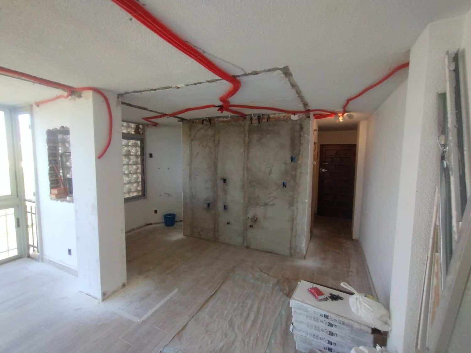 Habitación vacía y sin terminar