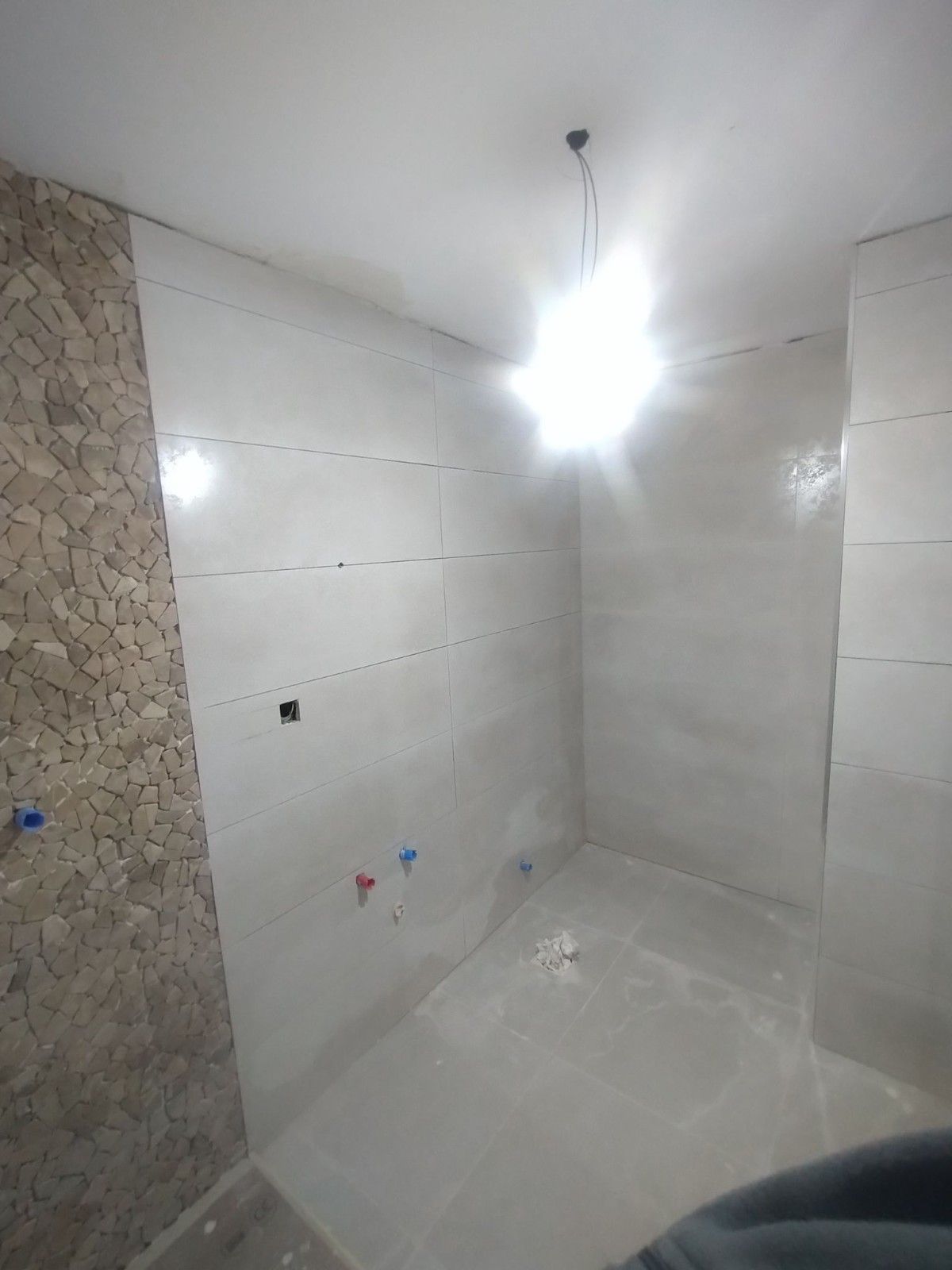 Baño luminoso sin terminar con paredes 