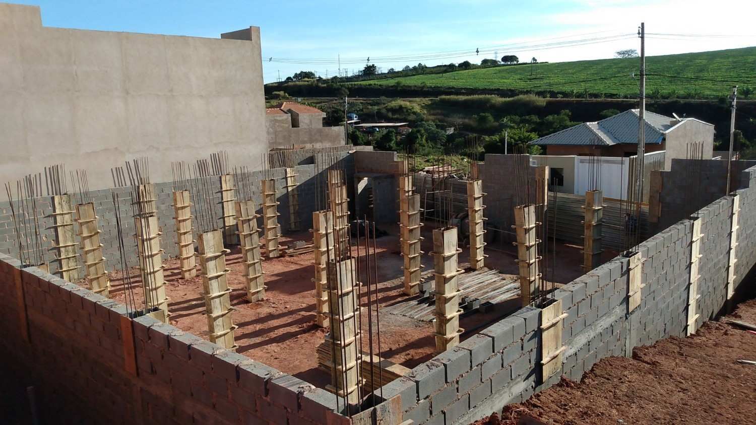 Casa de bloques de hormigón parcialmente construida con barras