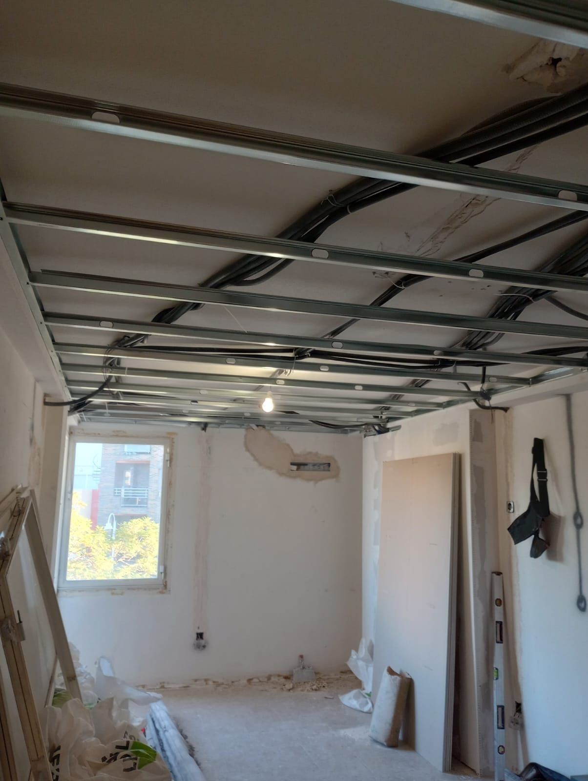 Trabajos de renovación en una habitación blanca con estructura 