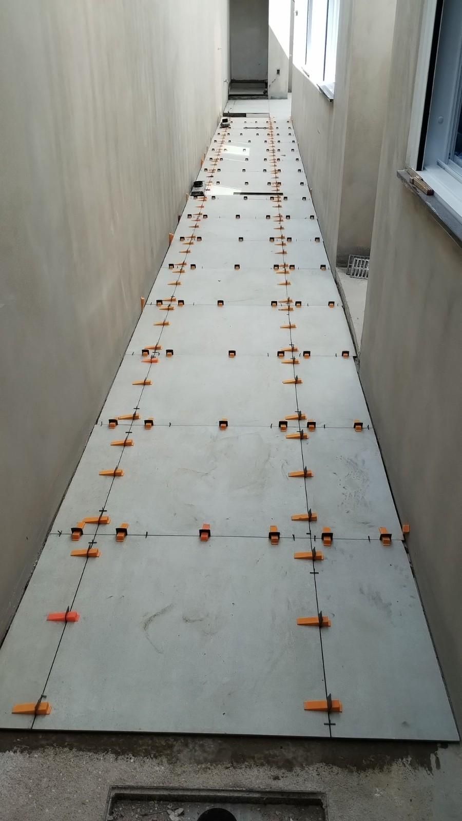 Largo pasillo de hormigón entre muros