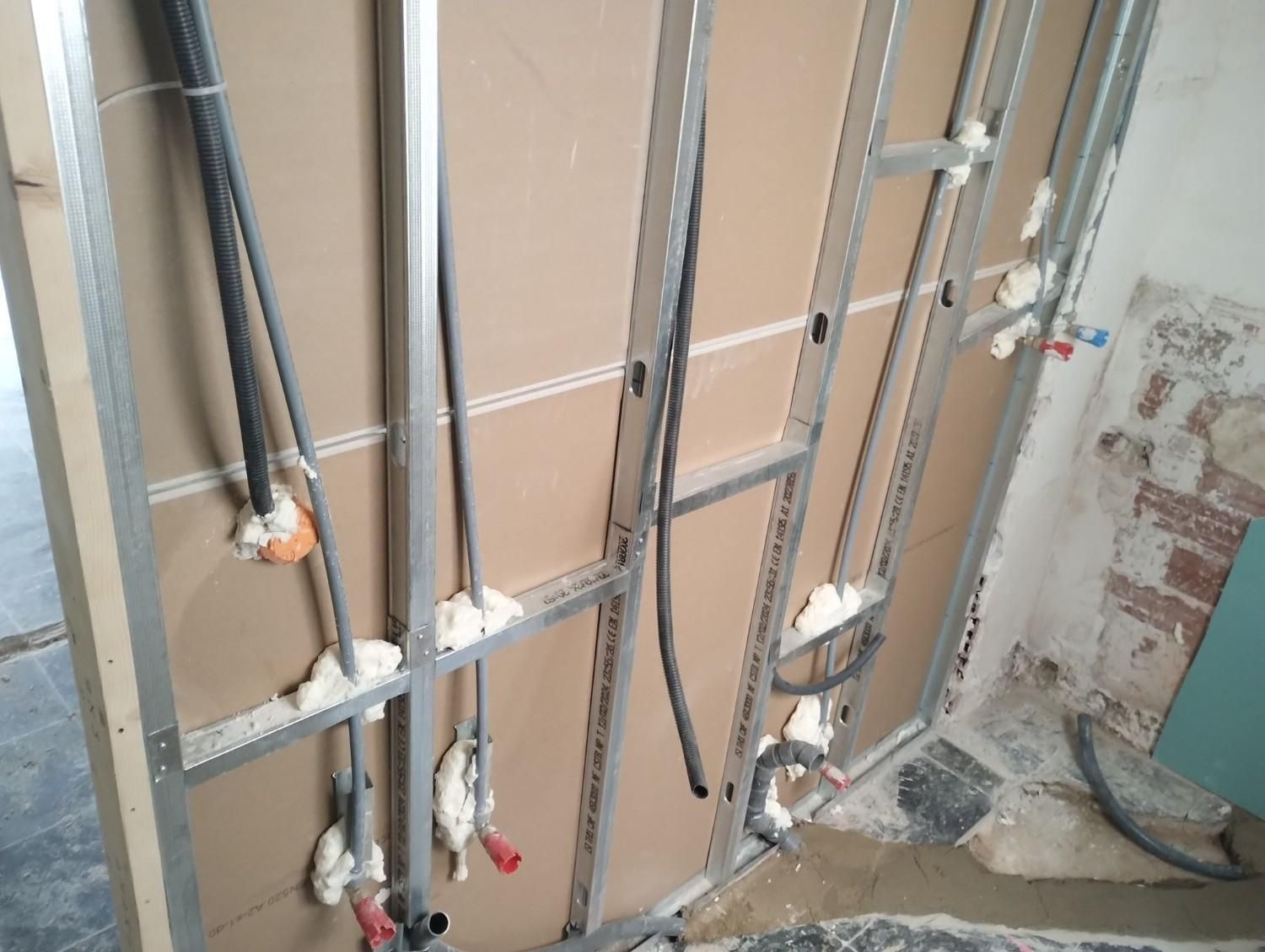 Tuberías de fontanería y conductos 